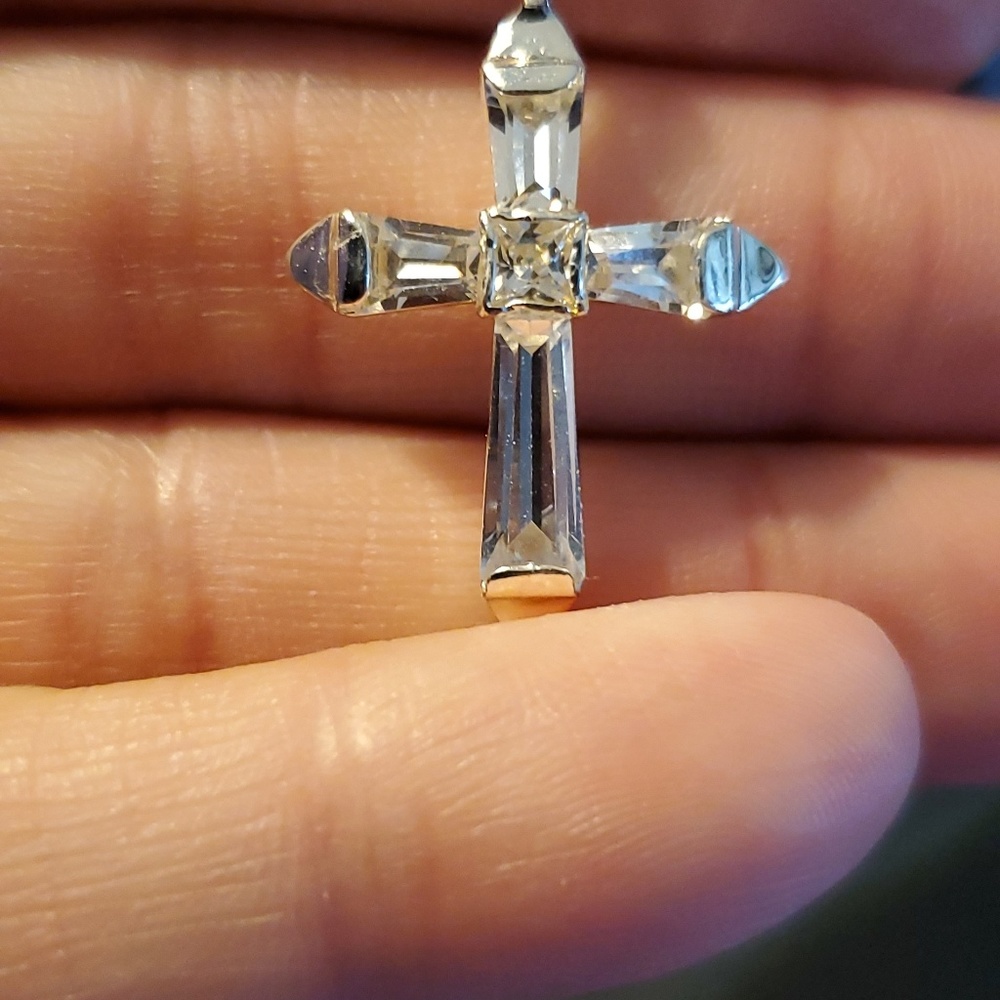 Beautiful pendant 1 inch high with CZ stones